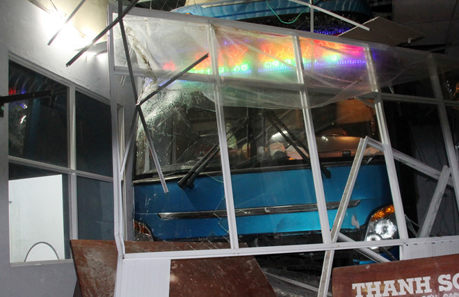 Phu xe om vo lang, huc oto vao phong ve gay chet nguoi