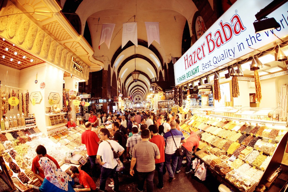 Chợ Istanbul Spice Bazaar (Thổ Nhĩ Kỳ) thành lập năm 1660, là nơi tốt nhất để mua trái cây sấy khô, các loại hạt, gia vị, olive, dầu, tinh chất, café...