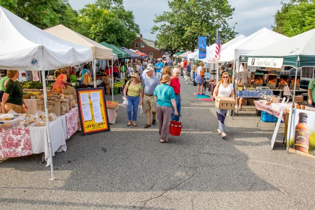 Khu chợ Easton trong nhà nổi tiếng với các món đồ khô hoạt động vào năm 1897. Phần chợ ngoài trời có diện tích lớn hơn nhiều so với chợ trong nhà.