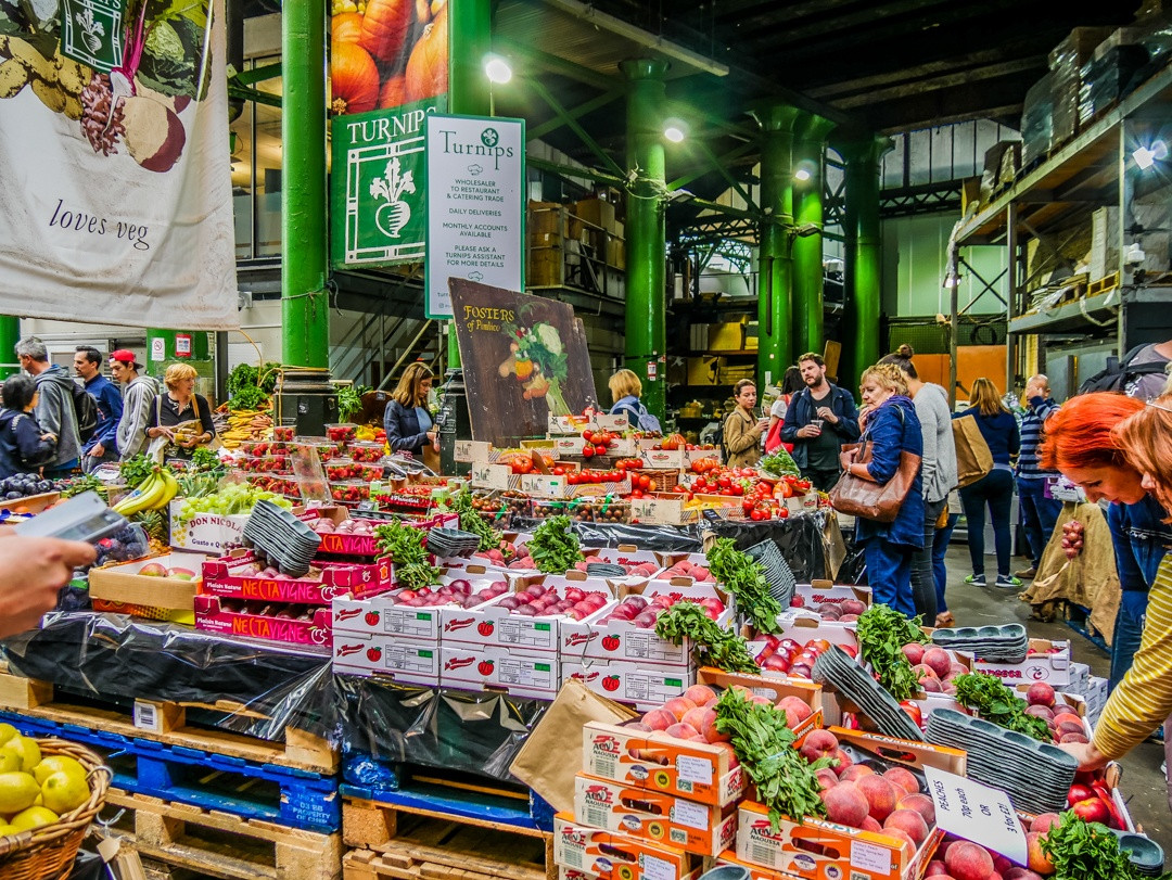 Chợ bán tất cả mọi thứ như ngô, gia súc, rượu, bia, bánh mì...