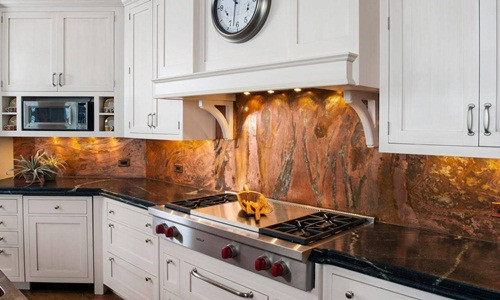 Vật liệu ốp tường mang đến sự tiện nghi cũng được xem là xu hướng nội thất nhà bếp 2019. Ảnh: Happynest.