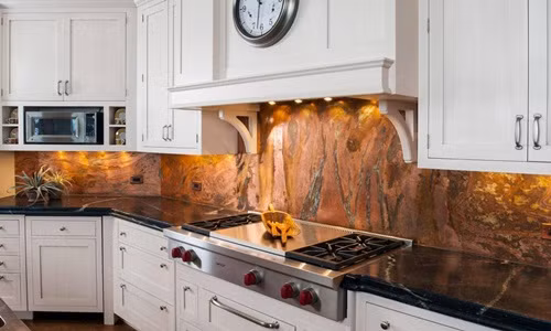 Vật liệu ốp tường mang đến sự tiện nghi cũng được xem là xu hướng nội thất nhà bếp 2019. Ảnh: Happynest.