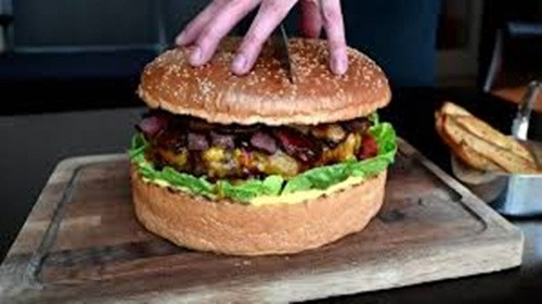 Giá mỗi chiếc bánh burger kẹp thịt bò này lên tới 100.000 yên (tương đương 20 triệu đồng).