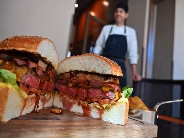 Tan muc banh burger rac bot vang dat nhat the gioi