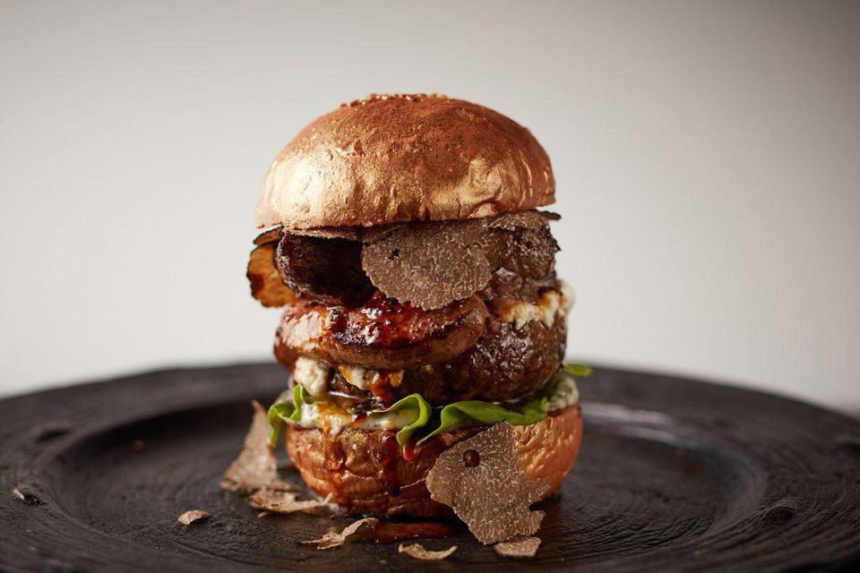 Với mức giá này, bánh burger phủ vàng của nhà hàng Oak Door trở thành chiếc bánh burger đắt nhất thế giới.