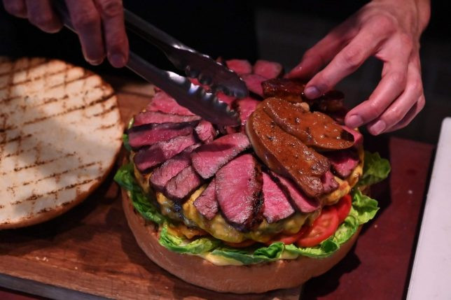 Tuy nhiên, phần đắt nhất của bánh mì kẹp thịt này là phủ vàng rộng 6 inch.