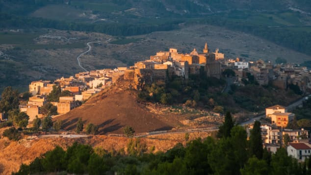 Mục đích của chương trình này nhằm giải quyết vấn đề giảm dân số của thị trấn này khi cư dân chuyển đến các đô thị lớn ngày càng nhiều. Ảnh: CNN.