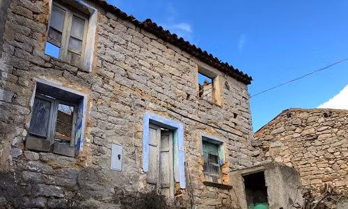 Nhiều ngôi nhà bằng đá ở Ollolai đang trong tình trạng xuống cấp do bị bỏ hoang nhiều năm. Ảnh: CNBC.