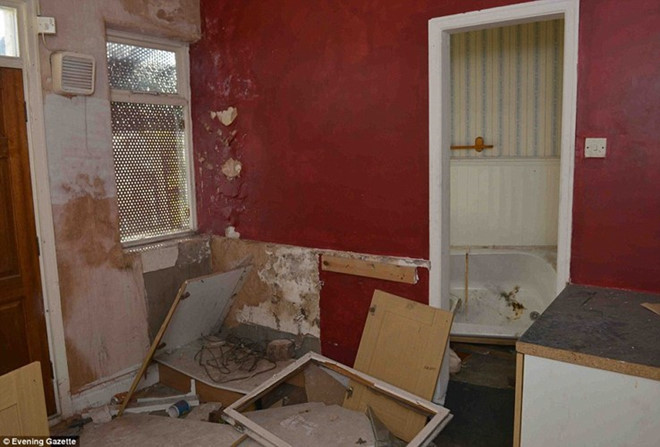 Lớp sơn bên ngoài của ngôi nhà đã bị bong tróc, nội thất thì giống như một mớ bòng bong, đổ nát. Ảnh: DM.