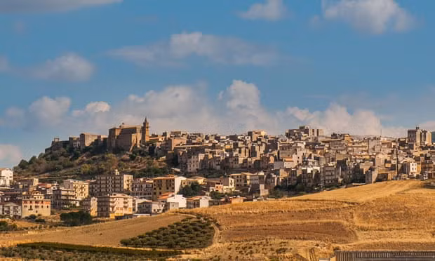 Một thị trấn khác ở Italy cũng rao bán hàng chục căn nhà giá rẻ chỉ 1 Euro là Sambuca. Ảnh: Theguardian.