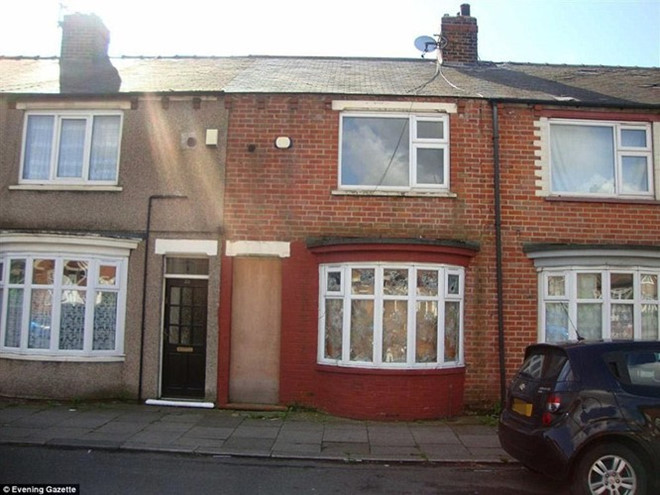 Ngôi nhà ở South Terrace, South Bank (Anh) có đầy đủ phòng khách, nhà bếp và phòng tắm, cùng với ba phòng ngủ, nhưng chỉ có giá rao bán 1 bảng Anh (khoảng 33.000 đồng). Ảnh: DM.