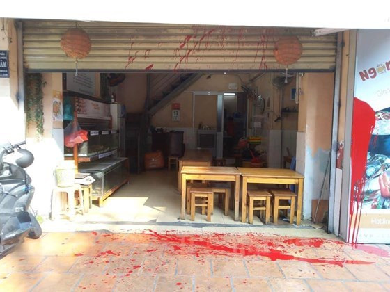 Chia sẻ trên Sài Gòn Giải Phóng, ông Nguyễn Hoàng V. (Giám đốc Công ty Cua Ngon) cho biết: "Trước giờ tôi kinh doanh đã nhiều năm không có mâu thuẫn với bất kì ai, cũng không nợ nần gì ai... Tôi cũng không nghi ngờ ai làm việc này... Giờ tôi lo sợ sự việc sẽ tiếp diễn gây nguy hiểm cho nhân viên, khách hàng của quán". Ảnh: Vietnamnet.