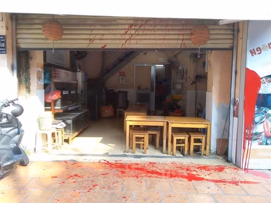 Chia sẻ trên Sài Gòn Giải Phóng, ông Nguyễn Hoàng V. (Giám đốc Công ty Cua Ngon) cho biết: "Trước giờ tôi kinh doanh đã nhiều năm không có mâu thuẫn với bất kì ai, cũng không nợ nần gì ai... Tôi cũng không nghi ngờ ai làm việc này... Giờ tôi lo sợ sự việc sẽ tiếp diễn gây nguy hiểm cho nhân viên, khách hàng của quán". Ảnh: Vietnamnet.