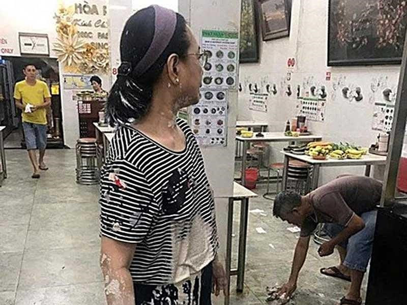 Ban đầu, những người tạt sơn chỉ thực hiện hành vi vào ban đêm nhưng gần đây, họ tấn công quán ăn cả vào ban ngày khiến nhiều thực khách và nhân viên hoảng sợ. Ảnh: Plo.