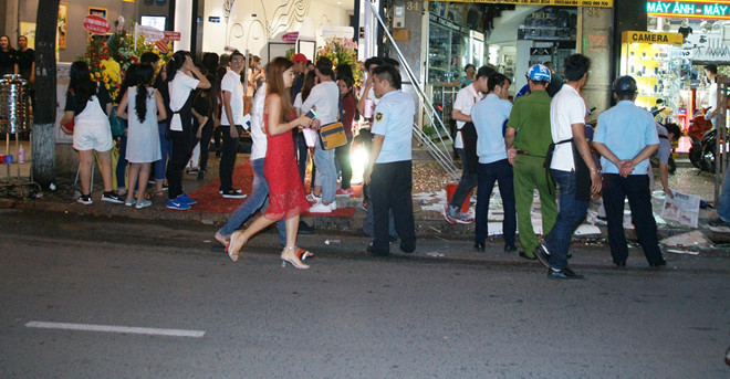 Trước đó, tối 28/7/2017, Hoa hậu Phạm Hương khai trương quán trà sữa tại TP HCM với sự góp mặt của rất nhiều sao Việt. Tuy nhiên, khi lễ khai trương diễn ra, một nhóm người đã tạt sơn đen tung tóe khắp nơi khiến Phạm Hương phải báo công an điều tra làm rõ sự việc. Ảnh: Zing.