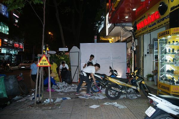 Theo một số khách mời, lúc buổi tiệc gần kết thúc, một nhóm người đi xe máy khá nhanh đã tạt sơn đen vào cửa tiệm của Hoa hậu Phạm Hương. Nhóm người này hành động khá nhanh nên không ai kịp phản ứng. Một số khách mời, khán đứng gần khu vực cửa ra vào bị dính sơn. Ảnh: Vietnamnet.