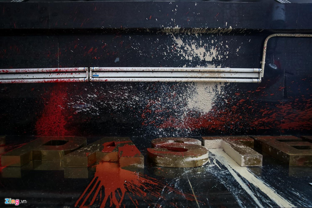 Mặt tiền quán phở, sơn, chất bẩn bị tạt tung tóe ở cả phần bảng hiệu. Ảnh: Zing.