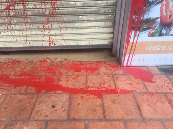 Theo Plo, ngày 18/10/2018, Công an phường 12, quận Tân Bình, TP HCM cho biết, đã tiếp nhận đơn trình báo của Giám đốc Công ty Cua Ngon về việc quán của mình bị tạt sơn ở khu vực. Ảnh: Plo.