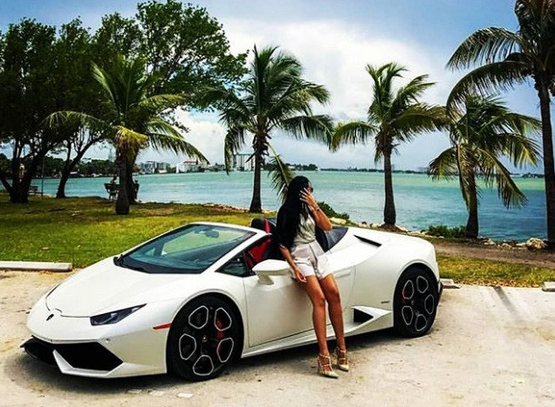 Đi shopping hàng hiệu và ngồi ngắm cảnh biển trên du thuyền là thú vui của các cậu ấm cô chiêu.