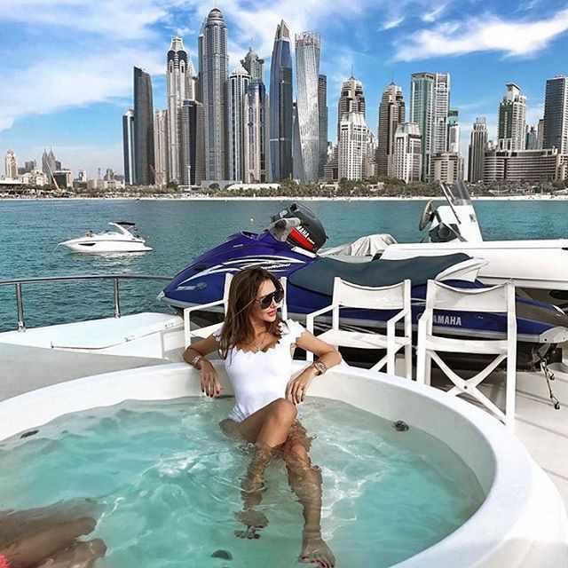 Hình ảnh thư giãn trên du thuyền sang trọng ở Dubai.