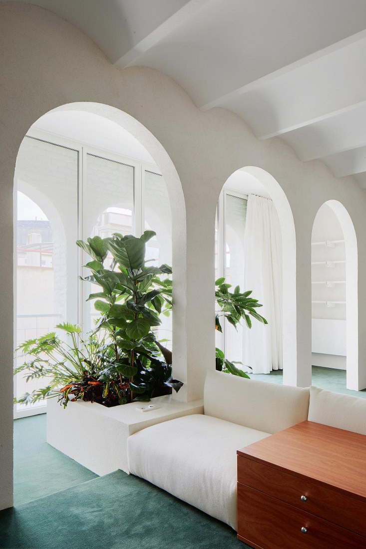 Phòng khách trải thảm nhung xanh nổi bật.