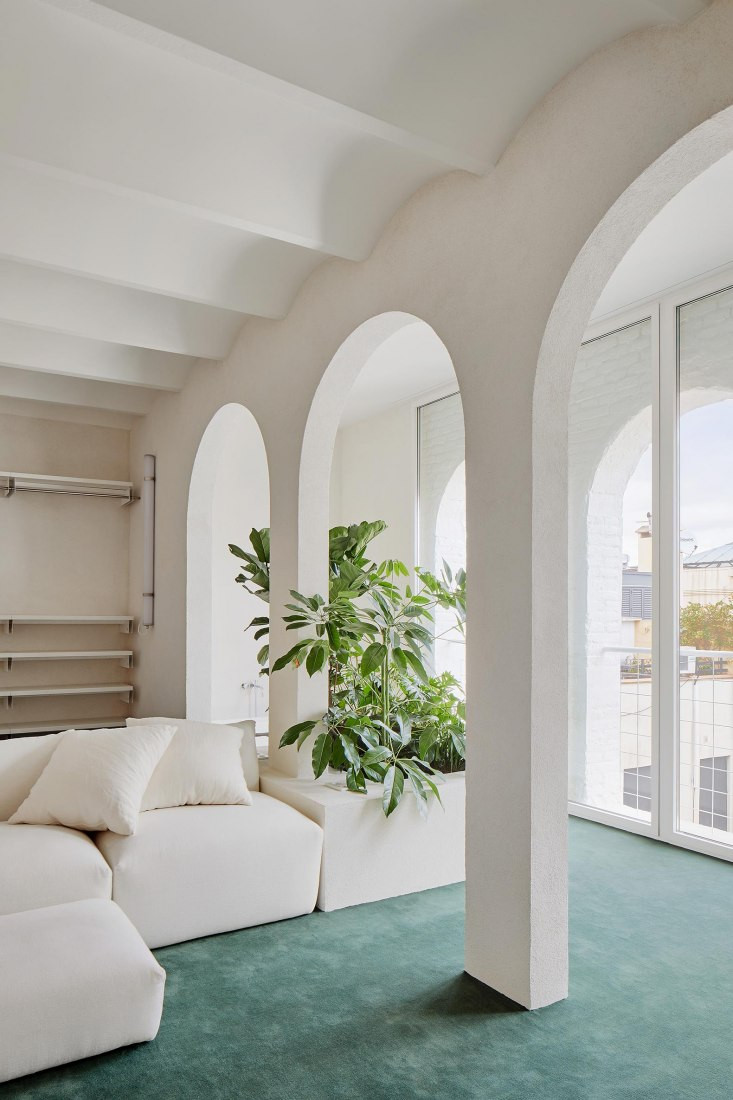 Khác với những căn hộ thông thường, trần nhà của căn penhouse ấn tượng với thiết kế cong từng lớp hài hòa với thiết kế cổng vòm.