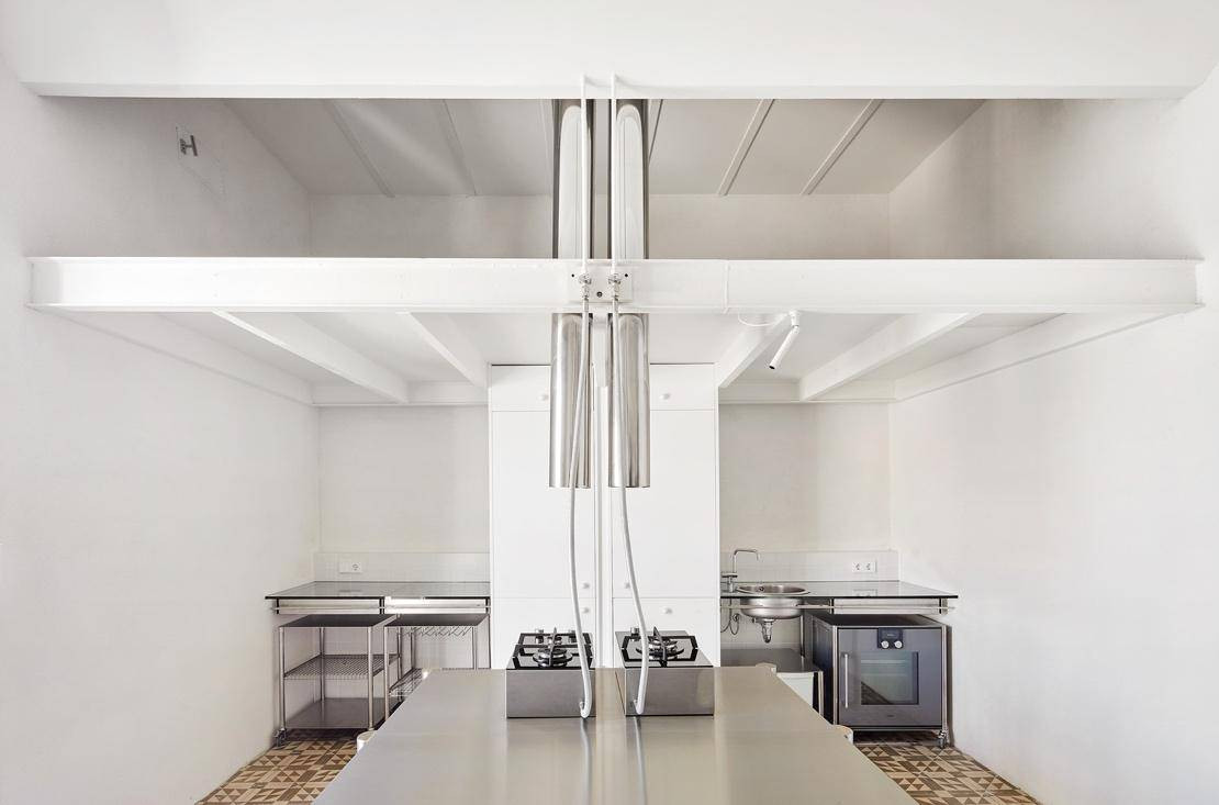 Nhà bếp với vật dụng bằng thép không gỉ.