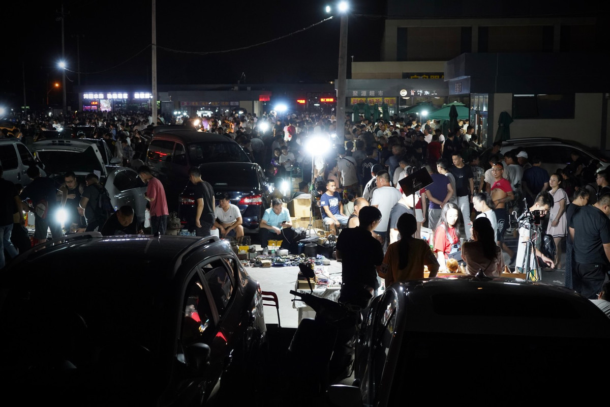 Các gian hàng trong chợ bán đồ cổ, ngọc thạch và đồ gia dụng. Ảnh: TripAdvisor.