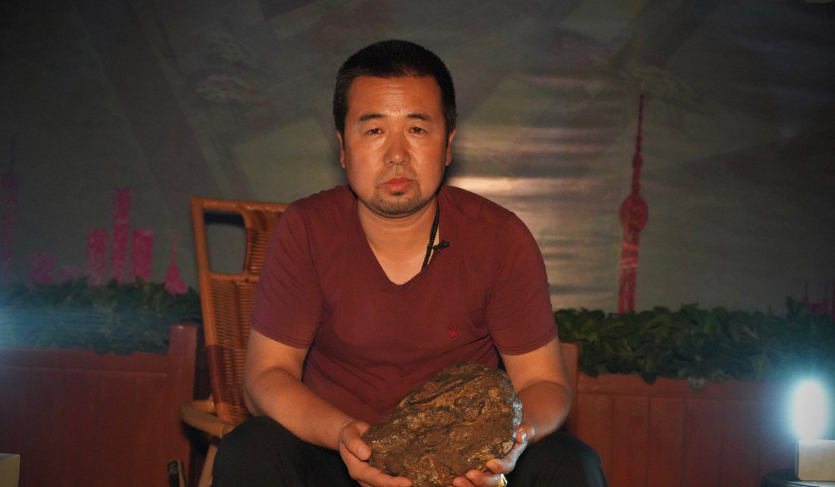 Anh Yang Jun - người buôn bán suốt 20 năm nay ở chợ Daliushu cho biết, giờ đây không khí ở chợ không còn náo nhiệt như trước kia, cũng ít những mặt hàng có giá trị hơn. Ảnh: Scmp.