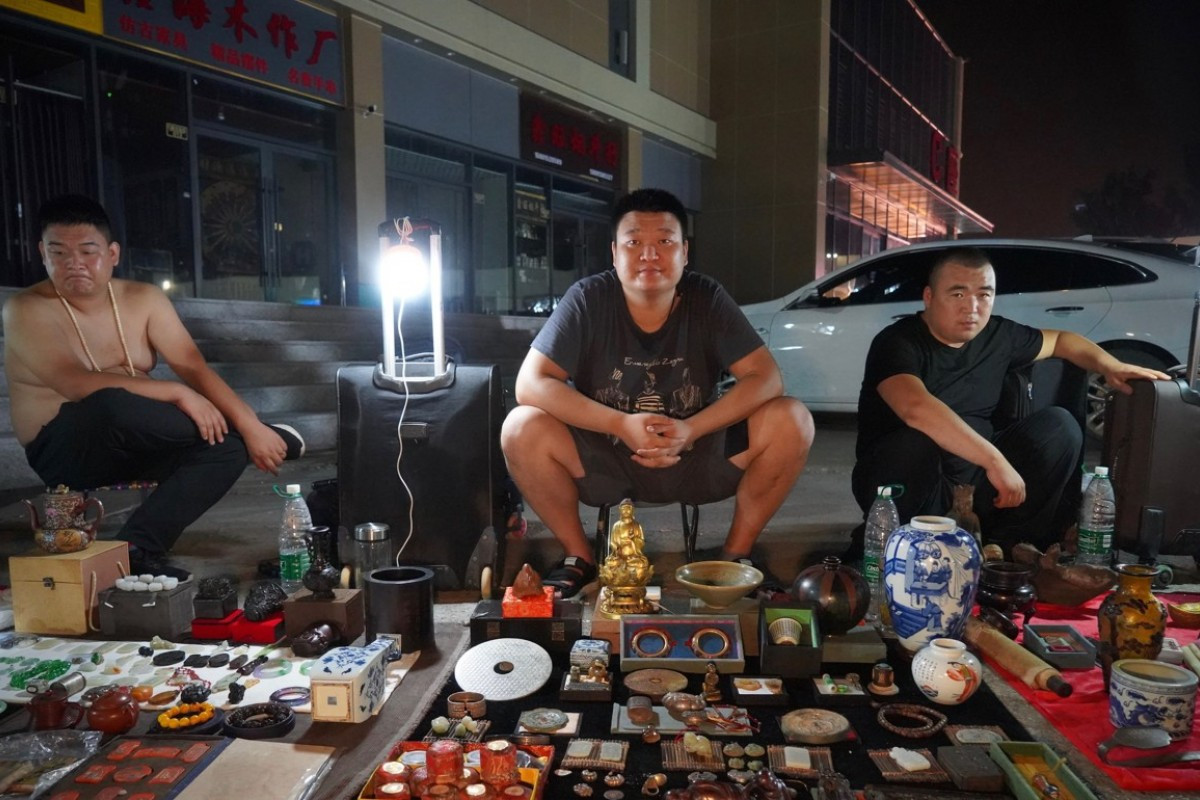 Để tránh sự dòm ngó của nhiều người, việc bán đồ cổ, vật báu chỉ diễn ra trong đêm tối, còn người mua được yêu cầu mang theo đèn soi. Ảnh: Scmp.