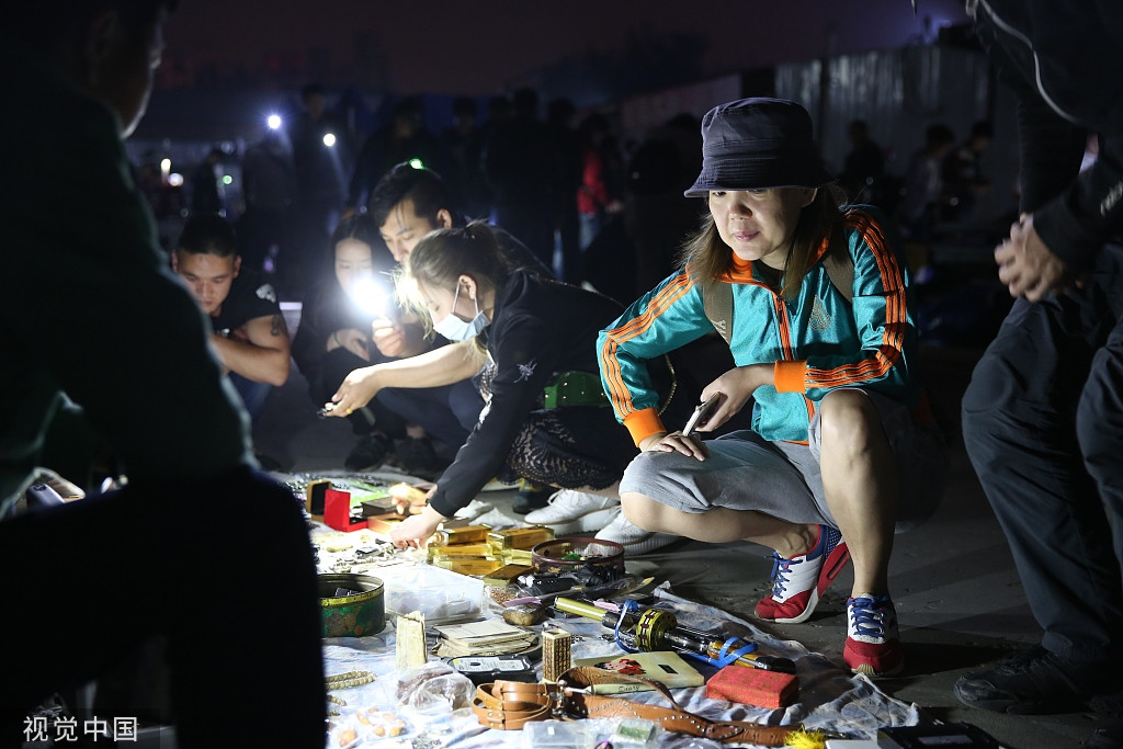 Nếu ưng món đồ nào, khách hàng đều có quyền trả giá. Ảnh: Chinadaily.