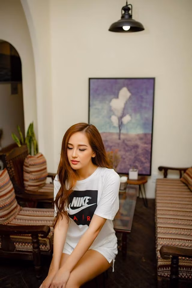 Người đẹp cũng từng gây bão mạng xã hội khi cho rằng: "Đại gia là phải tầm tỷ USD hoặc nghìn tỷ đồng. Tôi còn lâu lắm, phải phấn đấu nhiều"; “Tôi không nghèo vì tôi đầu tư theo cách tiền phải đẻ ra tiền, nếu có nguy cơ thất bại tôi không làm và tôi cũng không để chuyện đó xảy ra"; "Tôi không thích chạy theo tiền bạc. Vì thế, tôi để tiền bạc chạy theo tôi".