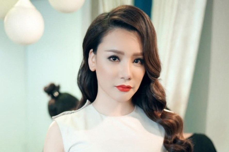 Hồ Quỳnh Hương không ngại chi tiền tỷ để thực hiện các dự án âm nhạc. Mức cát-xê của nữ ca sĩ dao động từ 50 - 120 triệu đồng, ngồi "ghế nóng" với thù lao từ 200 - 500 triệu.