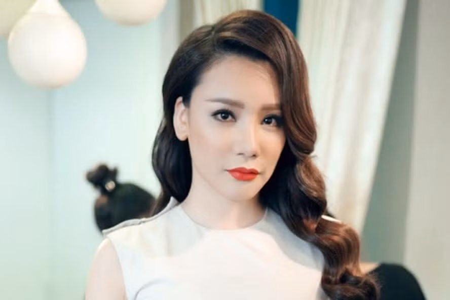 Hồ Quỳnh Hương không ngại chi tiền tỷ để thực hiện các dự án âm nhạc. Mức cát-xê của nữ ca sĩ dao động từ 50 - 120 triệu đồng, ngồi "ghế nóng" với thù lao từ 200 - 500 triệu.