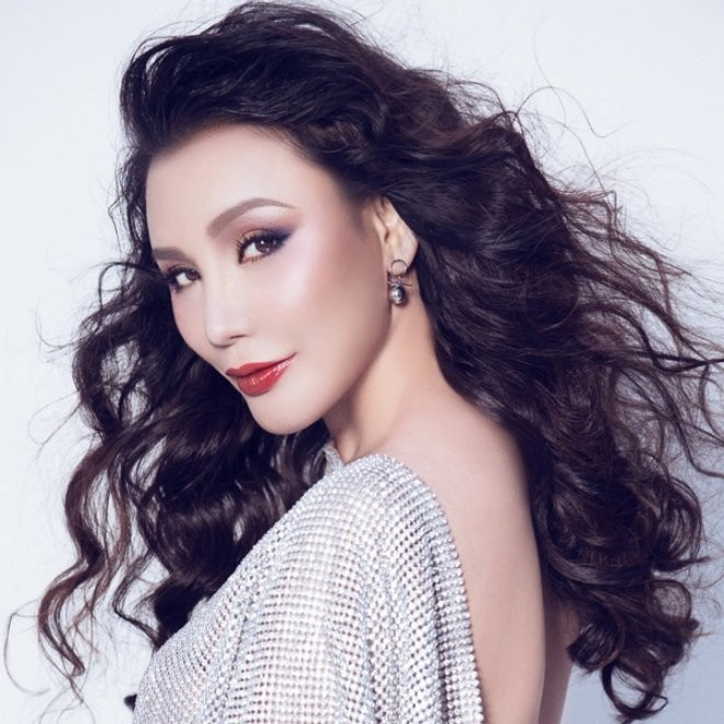 Lần khác, ca sĩ Hồ Quỳnh Hương chia sẻ: "Đúng là sau gần 20 năm lao động nghệ thuật tôi cũng tích góp được một chút vốn liếng, cũng có nhà cửa ổn định, có xe cộ đi lại và có điều kiện để làm những điều mình thích. Những gì tôi có hiện nay đủ để đảm bảo cuộc sống cho mình và có thể lo cho người thân của mình”.