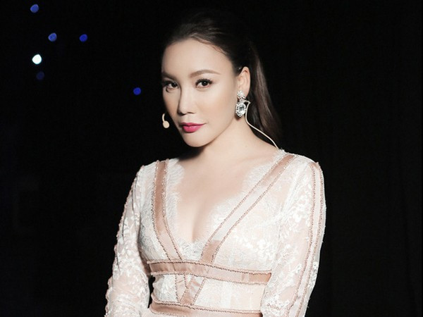 Tương tự, Hồ Quỳnh Hương cũng từng gây xôn xao khi tâm sự: "Tôi nổi tiếng, kiếm được nhiều tiền. Tiền nhiều đến mức tôi chẳng cần đếm, cứ vứt trong két sắt rồi lấy ra tiêu xài".