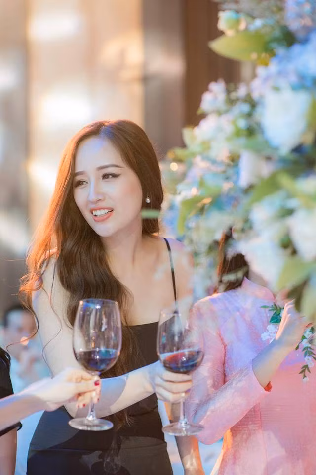 Người đẹp hiện kinh doanh trong lĩnh vực nhà hàng tại trung tâm Quận 1, TP HCM.