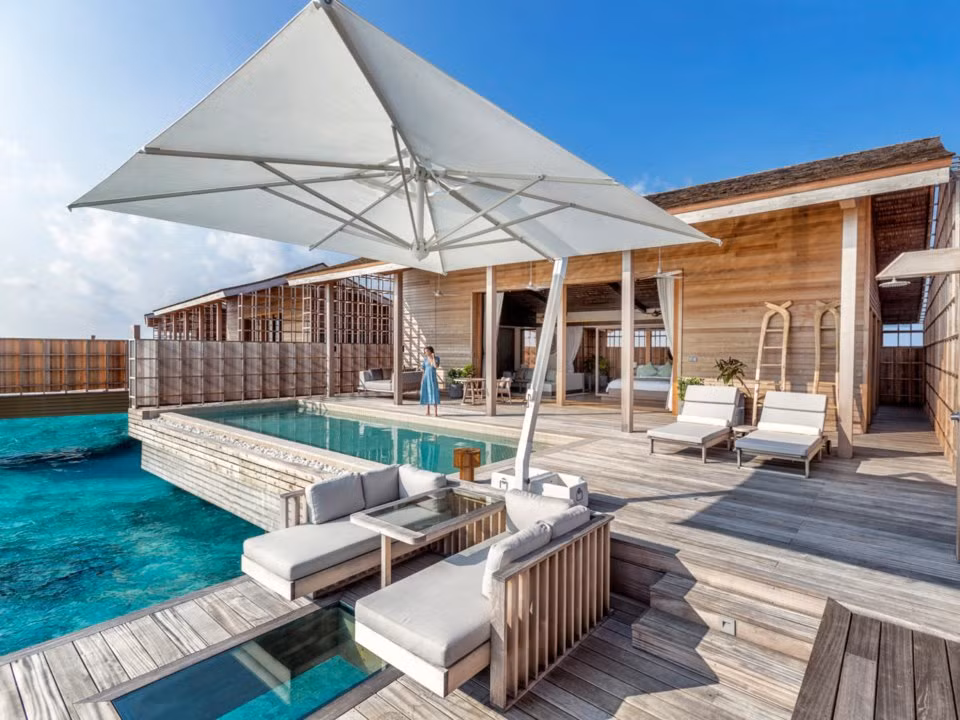 Toàn bộ khu nghỉ dưỡng có 984 tấm pin chạy hoàn toàn bằng năng lượng mặt trời.