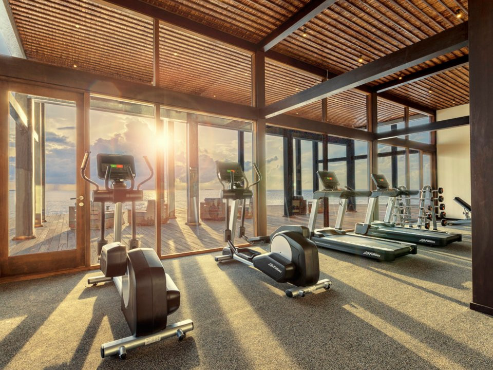 Phòng tập gym có tầm nhìn hướng ra biển.