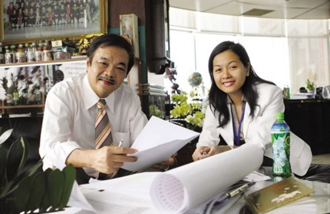 Hiện, công việc kinh doanh của Tân Hiệp Phát đang được chuyển giao điều hành sang 2 con gái Trần Uyên Phương và Trần Ngọc Bích.