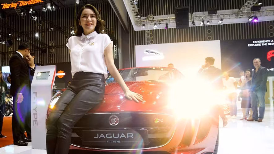 Tại Triển lãm ô tô Quốc tế Việt Nam 2017 (VIMS), người đẹp Lý Nhã Kỳ bạo tay chi 12,6 tỷ đồng mua chiếc Jaguar F-Type R Convertible. Đây là chiếc xe thể thao mui trần đắt nhất của hãng xe Anh quốc.