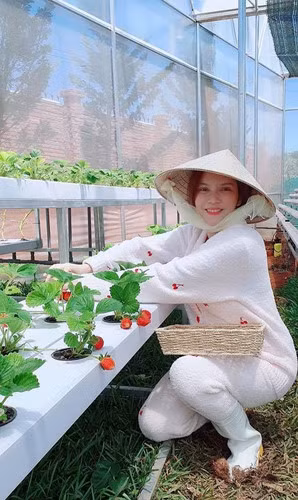 Lý Nhã Kỳ cho biết sẽ dành một phần đất xây dựng khu nghỉ dưỡng. Tháng 10 năm nay, cô dự định mời bạn bè tham gia tour nghỉ dưỡng kết hợp thu hoạch rau quả vườn nhà do mình tự thiết kế.