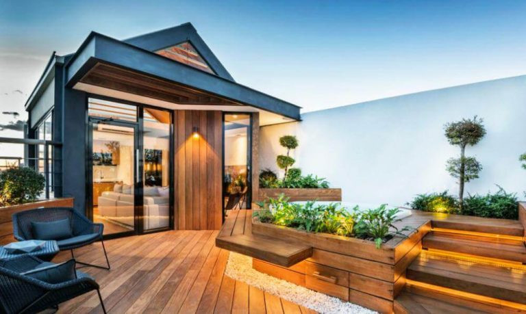 Vật liệu gỗ vân sáng màu chủ đạo kết hợp khu vườn xung quanh là điểm nhấn của ngôi nhà này. Ảnh: Xaydungnha.