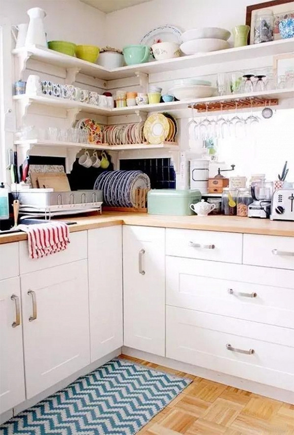 Đôi khi chỉ cần một tấm gỗ rất nhỏ gắn trên tường cũng giúp tiết kiệm rất nhiều diện tích để lưu trữ đồ dùng.