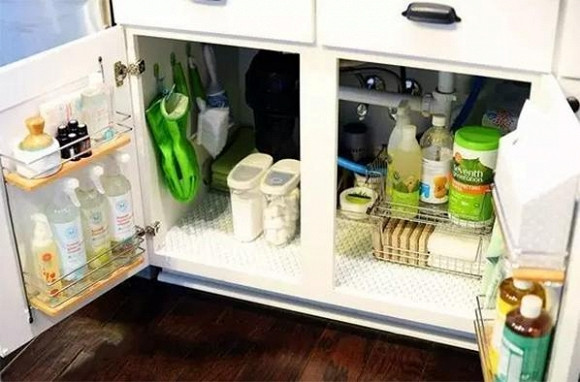 Cánh tủ cũng là một nơi hữu ích để các chai lọ.