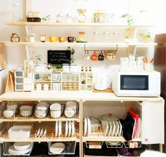 Nhưng thực tế rằng trong nhà bếp của họ không hề ít dụng cụ nấu ăn, thậm chí còn nhiều hơn chúng ta. Một không gian từ mặt bàn, tủ đều được tận dụng để sắp xếp đồ đạc và không hề có rác bẩn hoặc đồ không cần thiết ở những nơi đó.