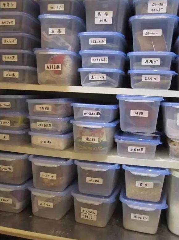 Ngoài ra, thức ăn hoặc gia vị được phân loại và sắp xếp ngăn nắp trong những chiếc hộp nhỏ được đánh dấu.