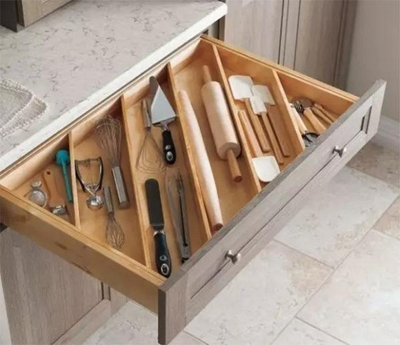 Hay thay vì chiếc ngăn kéo như thông thường, chia ngăn thành các kích thước bằng nhau theo đường chéo để phân loại dụng cụ một cách khoa học hơn.