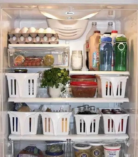 Vẫn là diện tích tủ lạnh như chúng ta nhưng cách sắp xếp của họ thật đáng ngưỡng mộ. Một lượng thực phẩm khổng lồ được bảo quản trong tủ lạnh.