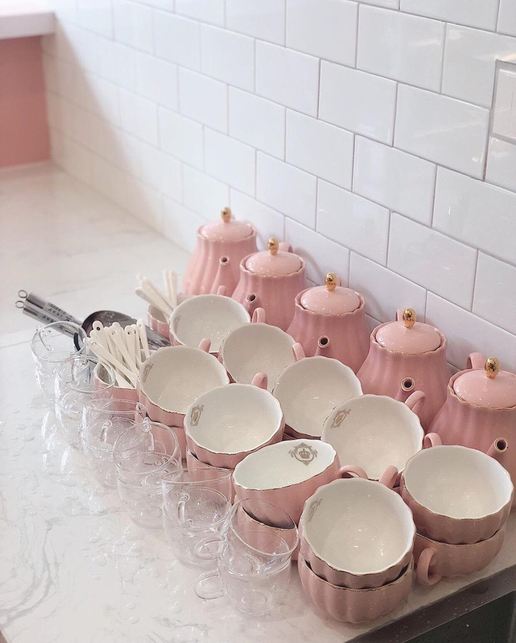 Baked by Julie còn nổi bật bởi những dàn hoa hồng xinh lung linh, hàng gương dài lung linh thêm điểm nhấn. Chắc chắn đây sẽ là ‘tụ điểm sống ảo’ dành cho các nàng thơ dễ dàng sở hữu những bức ảnh đẹp nhất ở mọi góc độ. Giá: 50.000-350.000 đồng/người. Ảnh: Julie_lovesbaking.